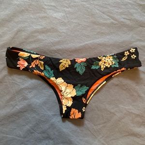 Billabong bikini bottom. NWOT. Low rise.